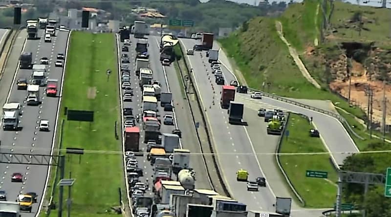 Carreta que levava pá eólica quebra e trava Rodovia Dom Pedro, em Campinas